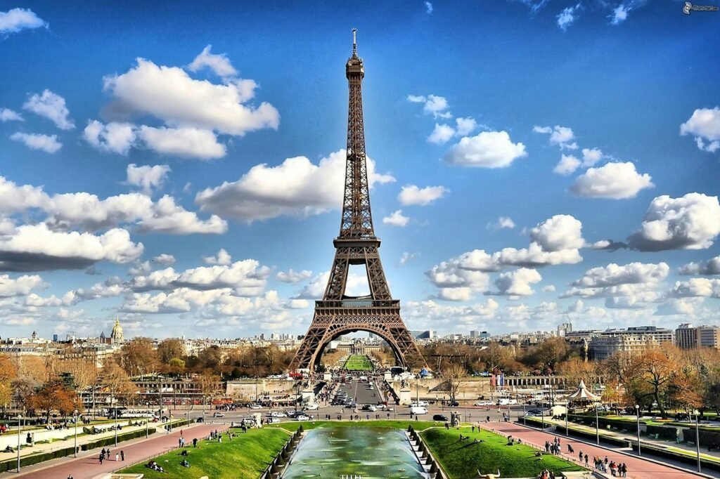The Solo Traveler’s Ultimate Packing Guide: What You Really Need for Your Paris Adventure